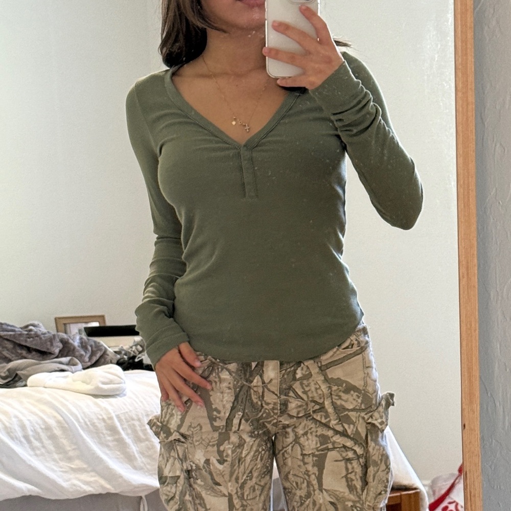 American Eagle Outfitters Green Long Sleeve Tee